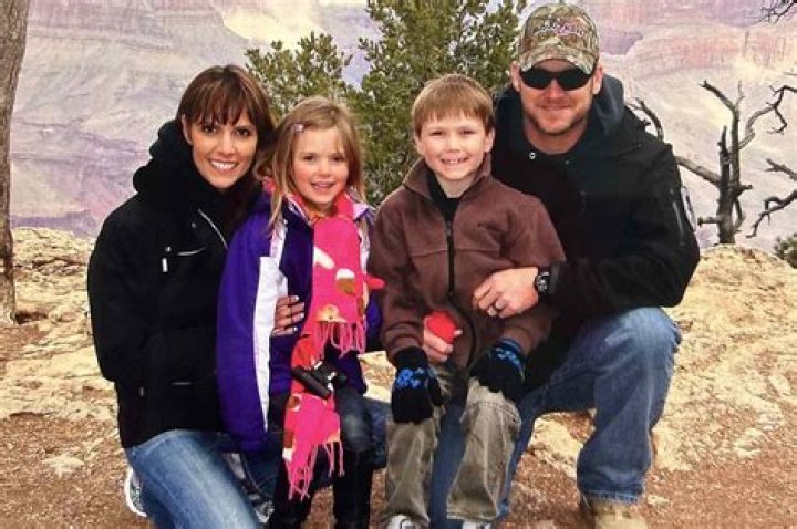 Who Is Kyle Farmer Wife Courtney Sayre? Girlfriend And Baby name